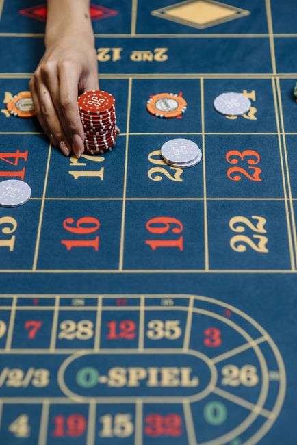 The iGaming Edge: How Smart Players Approach Casino, Betting, Slots & Poker